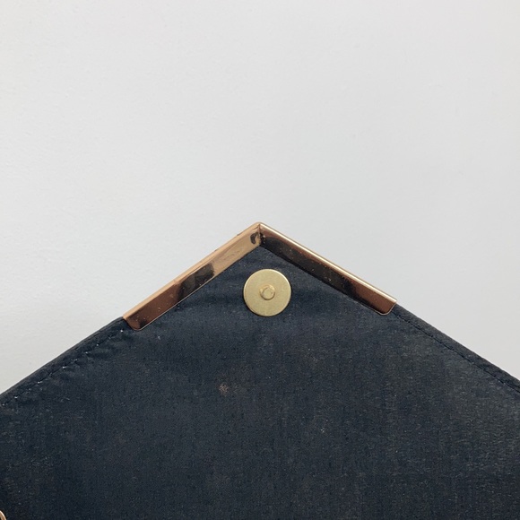 *NWT* Cute black and white Clutch - Picture 13 of 14